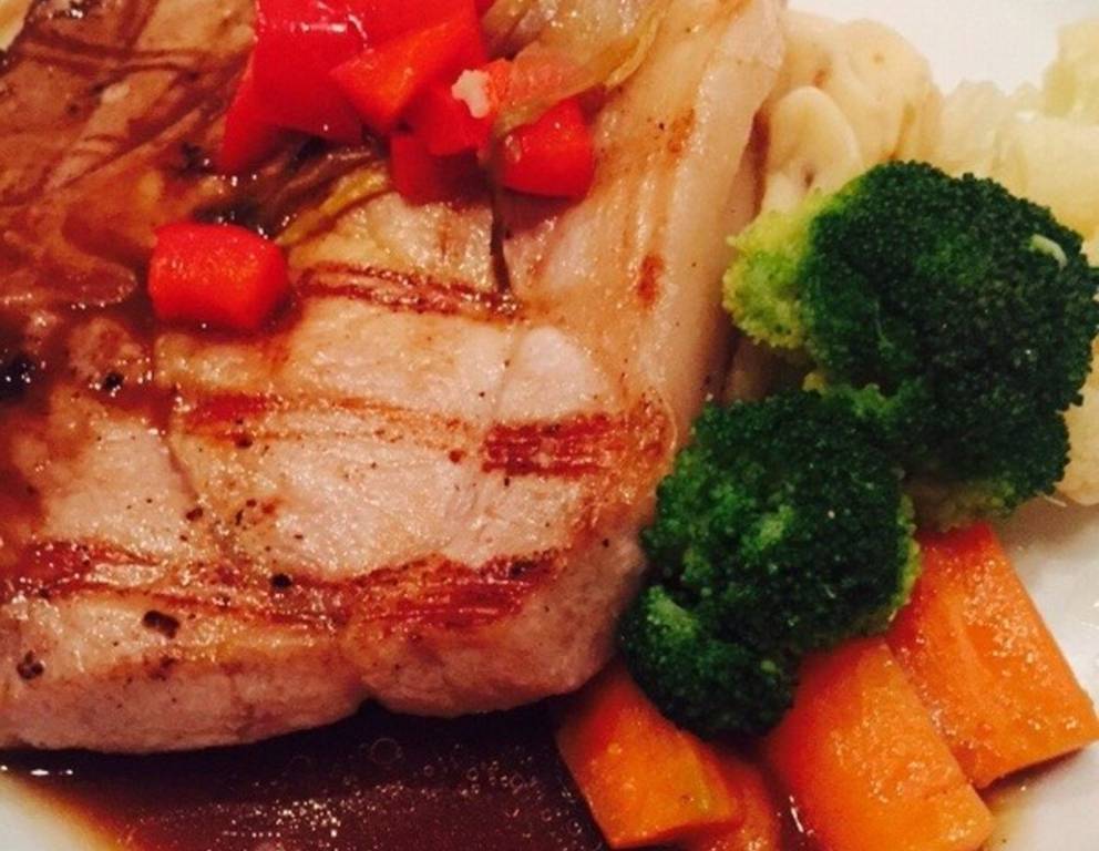 Gegarter Schweinerücken mit Gemüse vom Blech Gegarter Schweinerücken mit Gemüse vom Blech