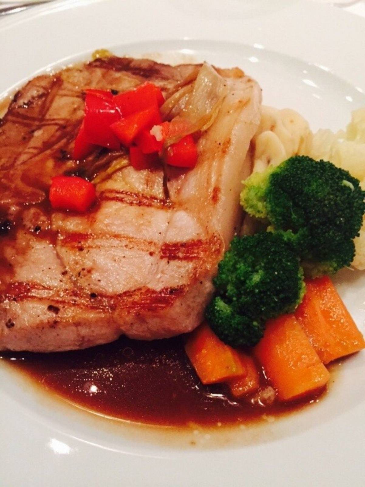 Gegarter Schweinerücken mit Gemüse vom Blech Rezept - ichkoche.de Gegarter Schweinerücken mit Gemüse vom Blech Rezept - ichkoche.de