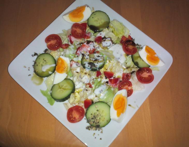 Bunter Salatteller mit Joghurt-Zitronendressing