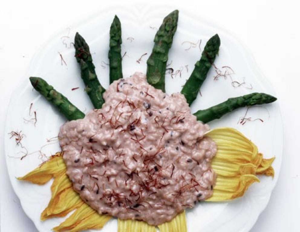 Safran-Risotto mit Spargel und Zucchiniblüten Safran-Risotto mit Spargel und Zucchiniblüten