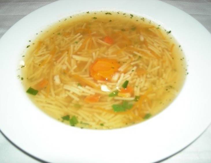 Kräuter-Nudelsuppe