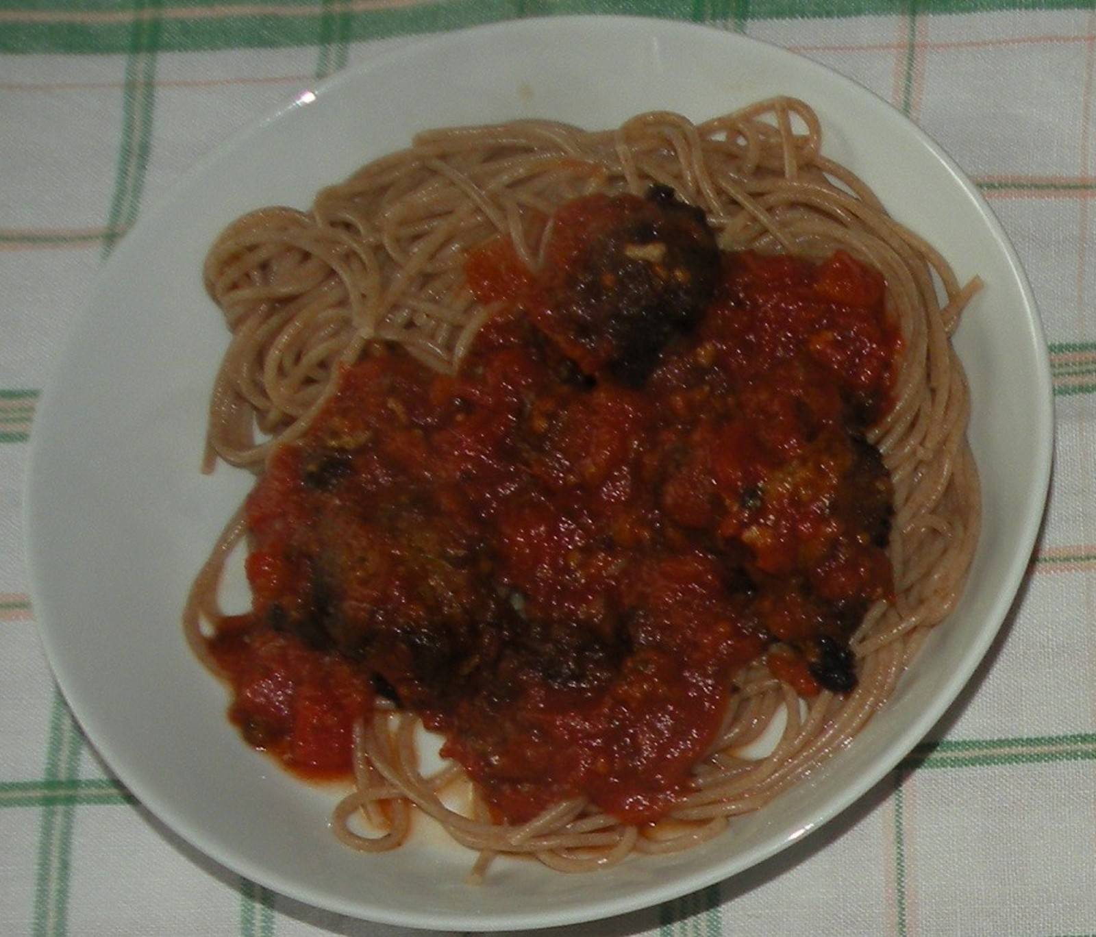 Spaghetti mit Tomatensauce und Bärlauch-Fleischbällchen
