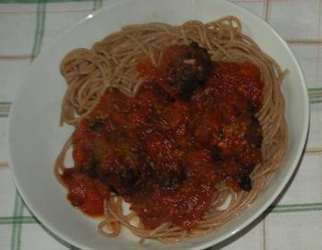 Spaghetti mit Tomatensauce und Bärlauch-Fleischbällchen