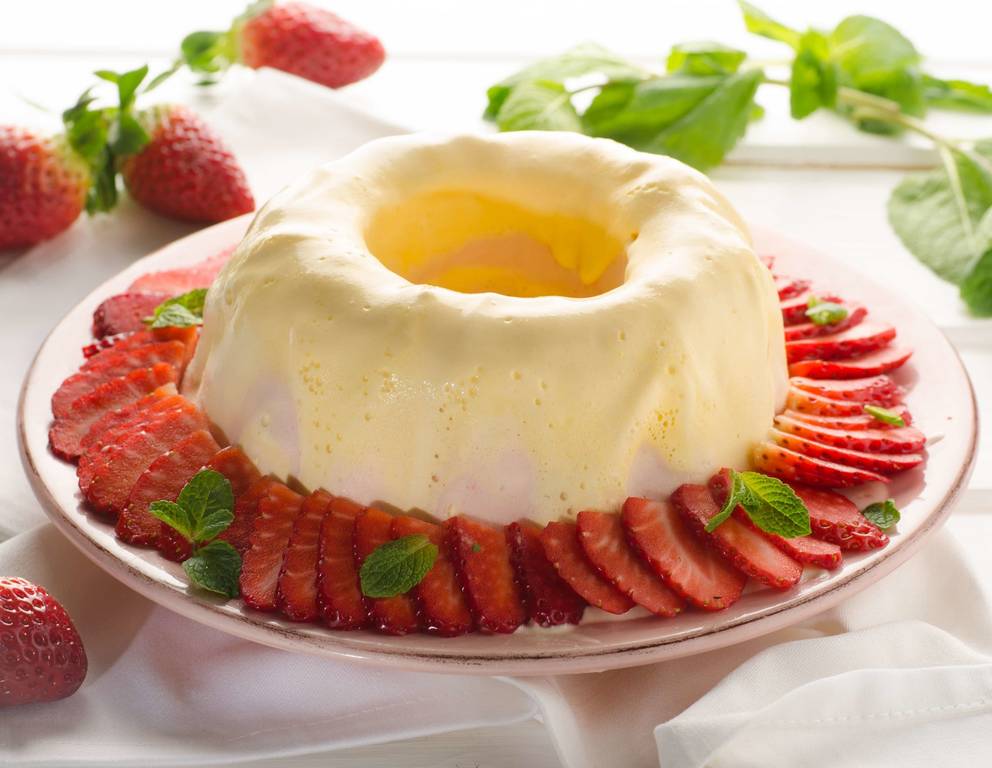 Erdbeer-Eisgugelhupf Erdbeer-Eisgugelhupf