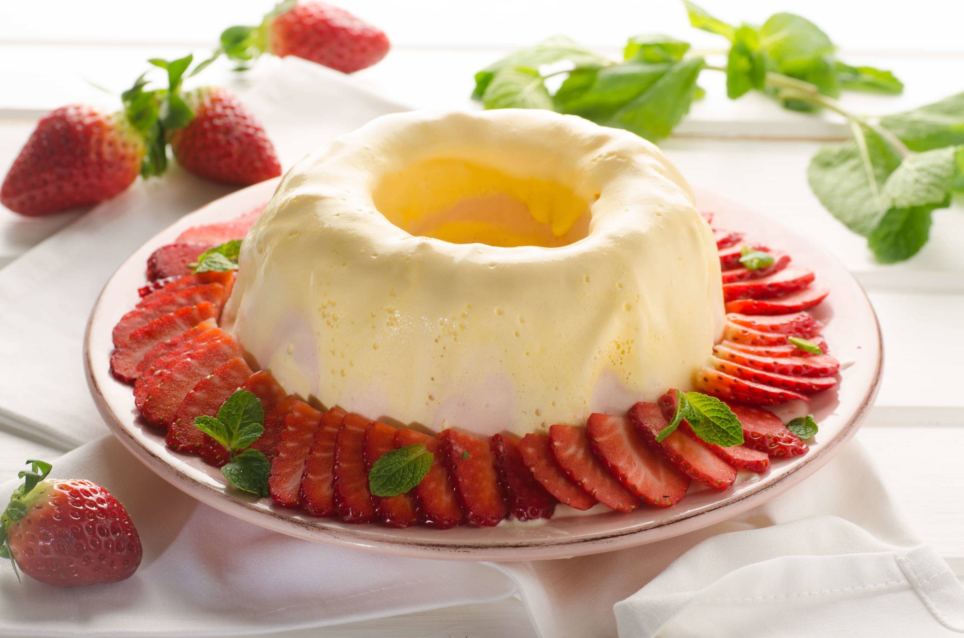 Erdbeer-Eisgugelhupf Rezept - ichkoche.de Erdbeer-Eisgugelhupf Rezept - ichkoche.de