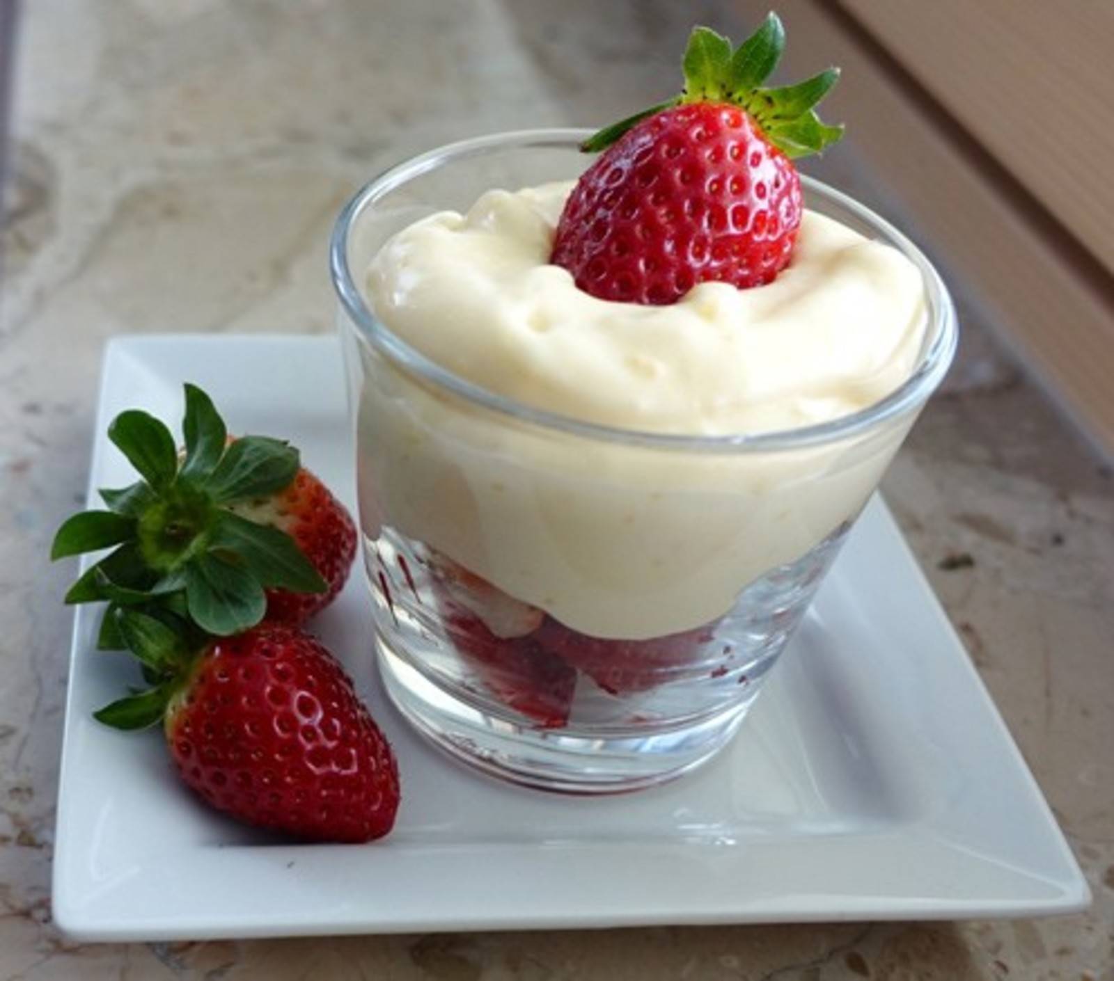 Sektcreme mit Erdbeeren