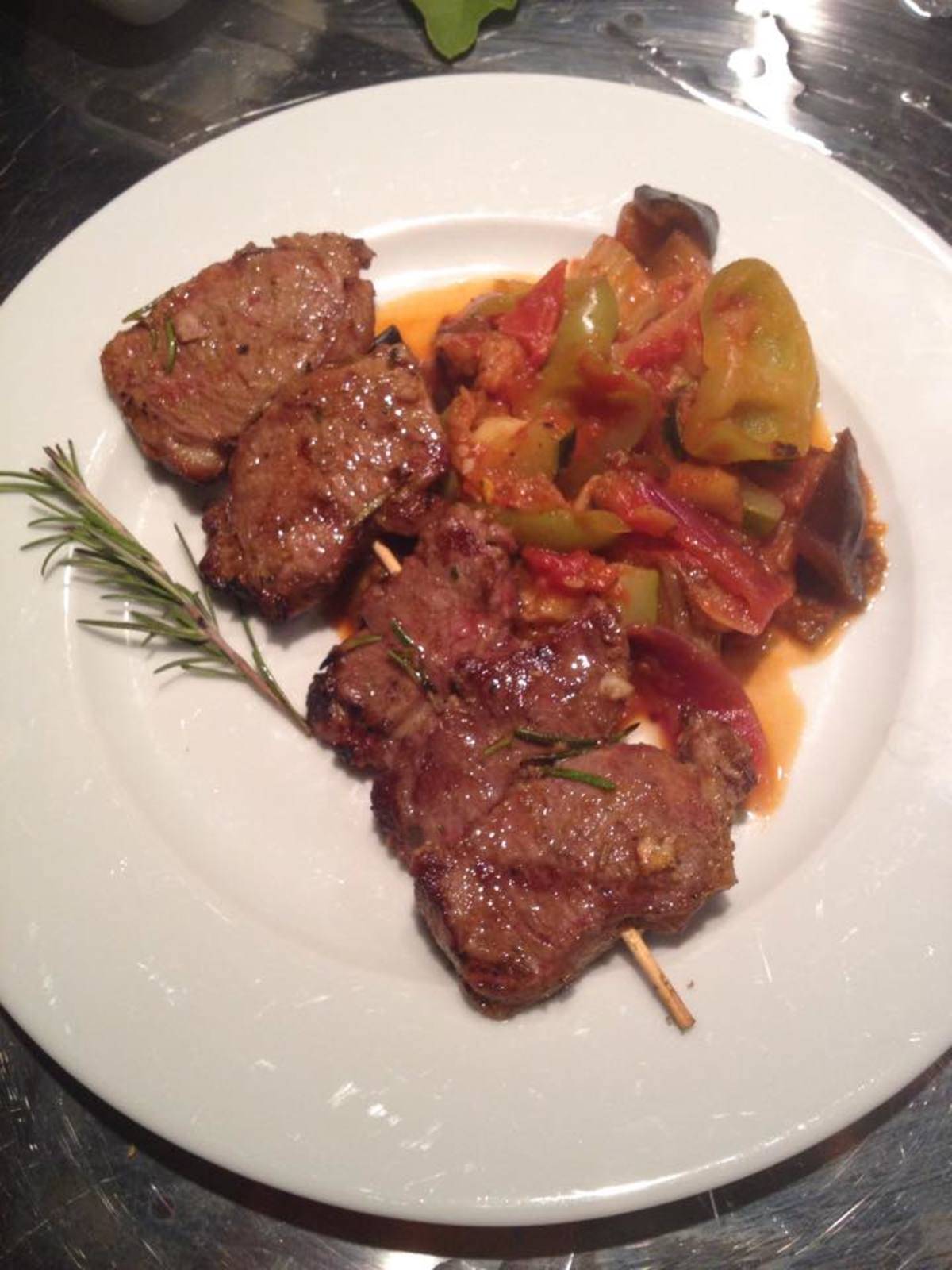 Gegrillte Lammsteaks mit schwarzer Olivensoße und Curryzwiebeln Rezept ... Gegrillte Lammsteaks mit schwarzer Olivensoße und Curryzwiebeln Rezept ...