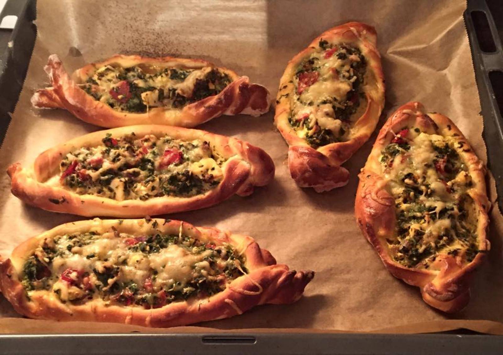 Pide mit Lammfaschiertem und Feta