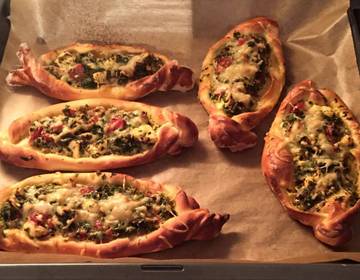 Pide mit Lammfaschiertem und Feta Pide mit Lammfaschiertem und Feta