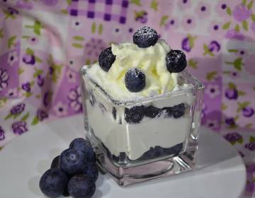 Topfencreme mit Heidelbeeren