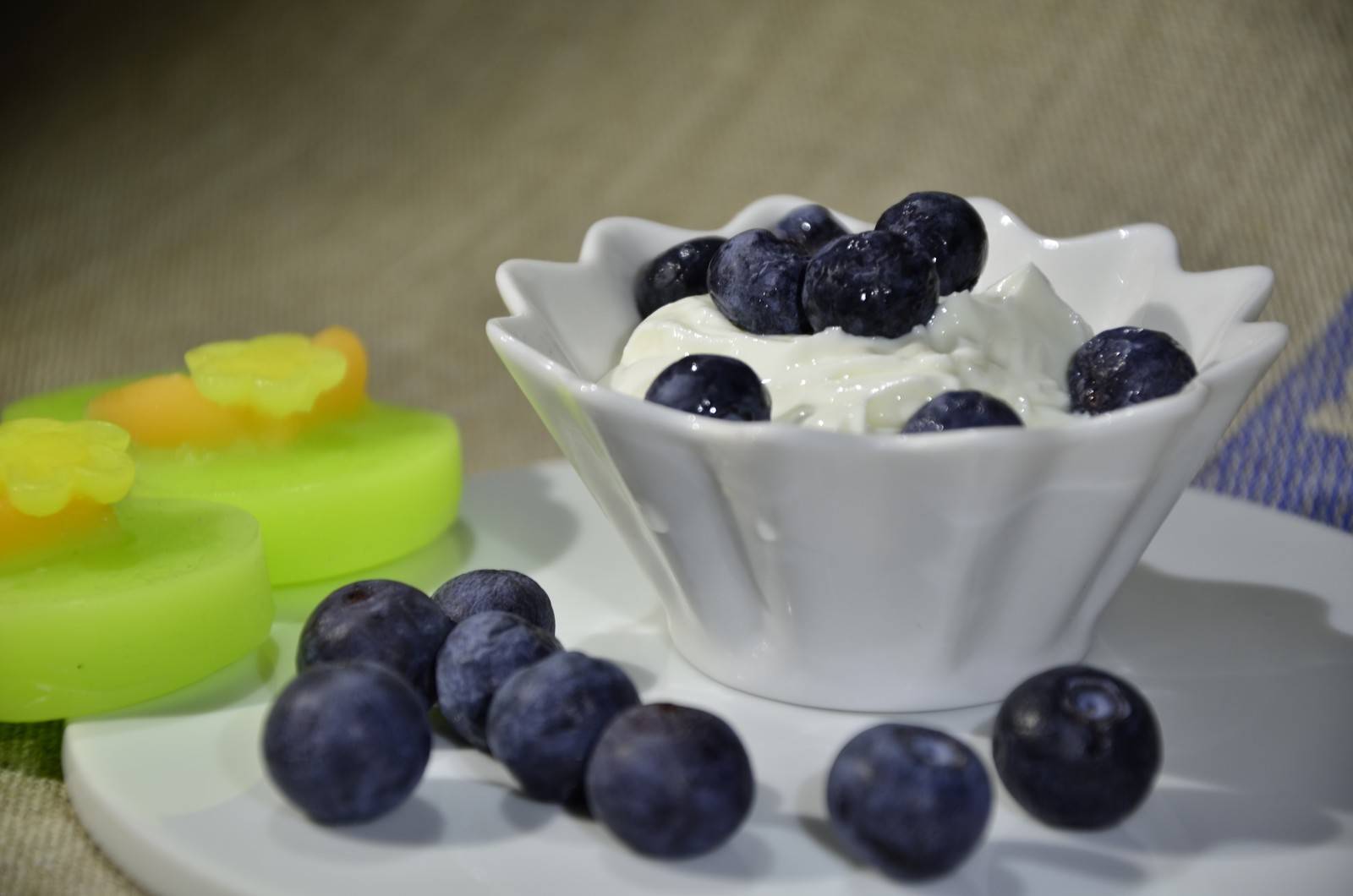 Topfencreme mit frischen Heidelbeeren