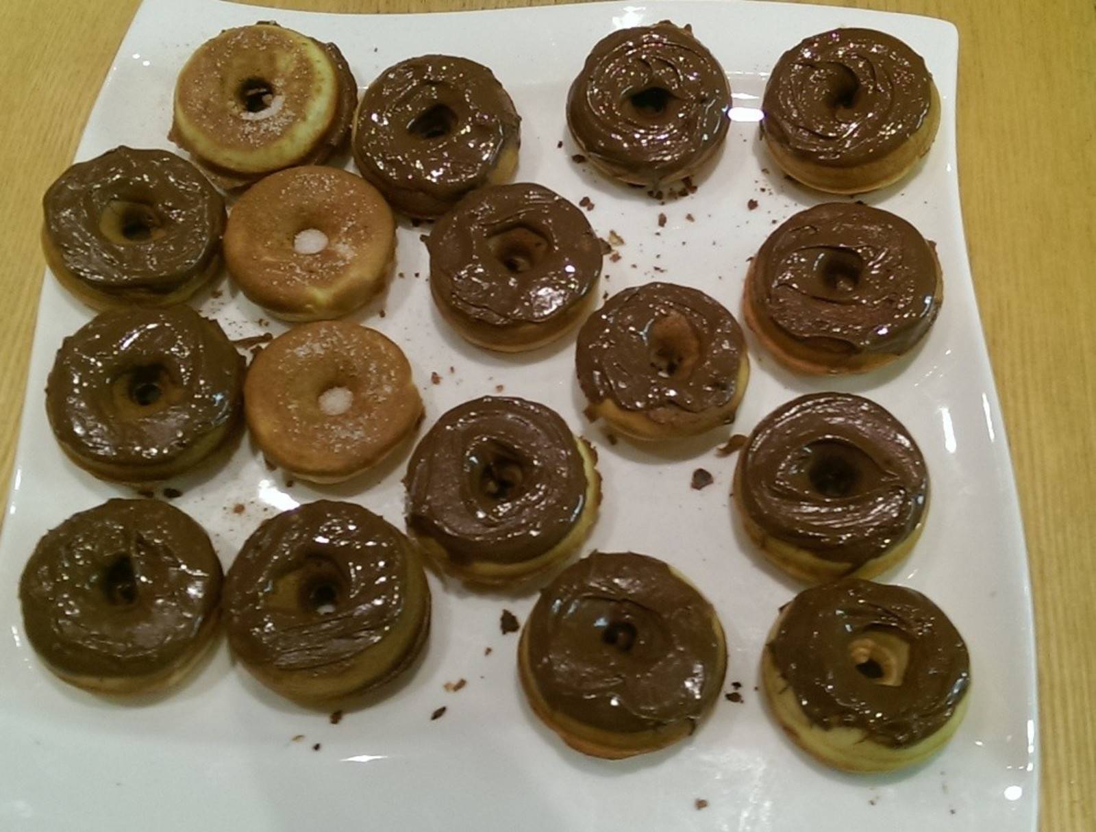 Mini Donuts mit Schokoglasur