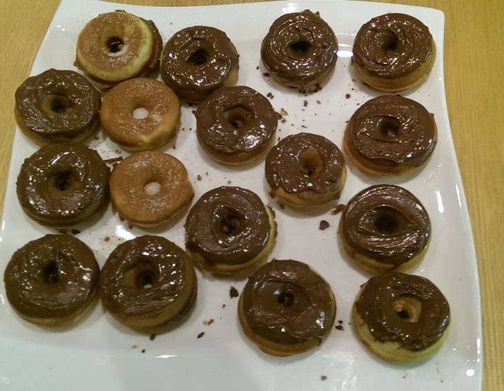 Mini Donuts mit Schokoglasur Mini Donuts mit Schokoglasur