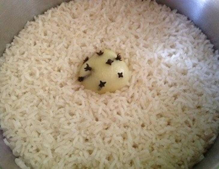 Reis mit Zwiebel und Gewürznelken