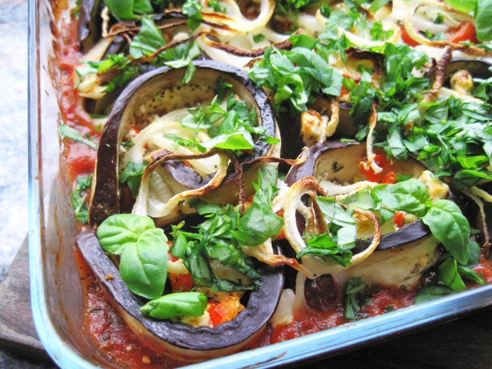 Gefüllte Auberginenröllchen in Tomatensauce