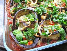 Gefüllte Auberginenröllchen in Tomatensauce Gefüllte Auberginenröllchen in Tomatensauce