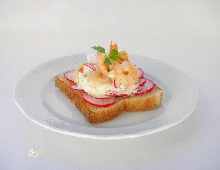 Toast mit Garnelen und Radieschen Toast mit Garnelen und Radieschen