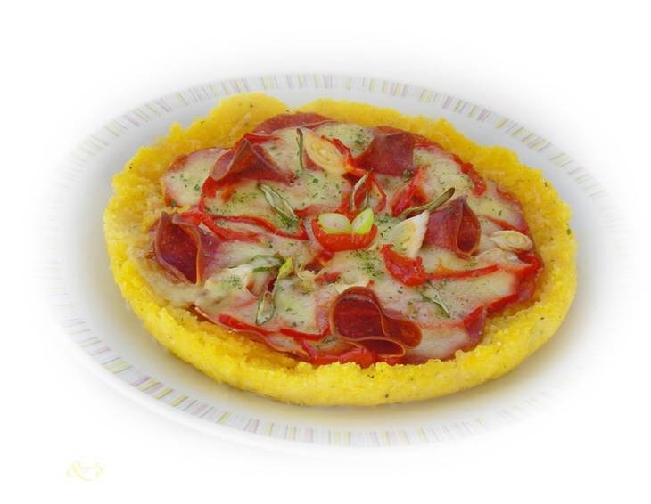 Polenta-Pizza mit Salami