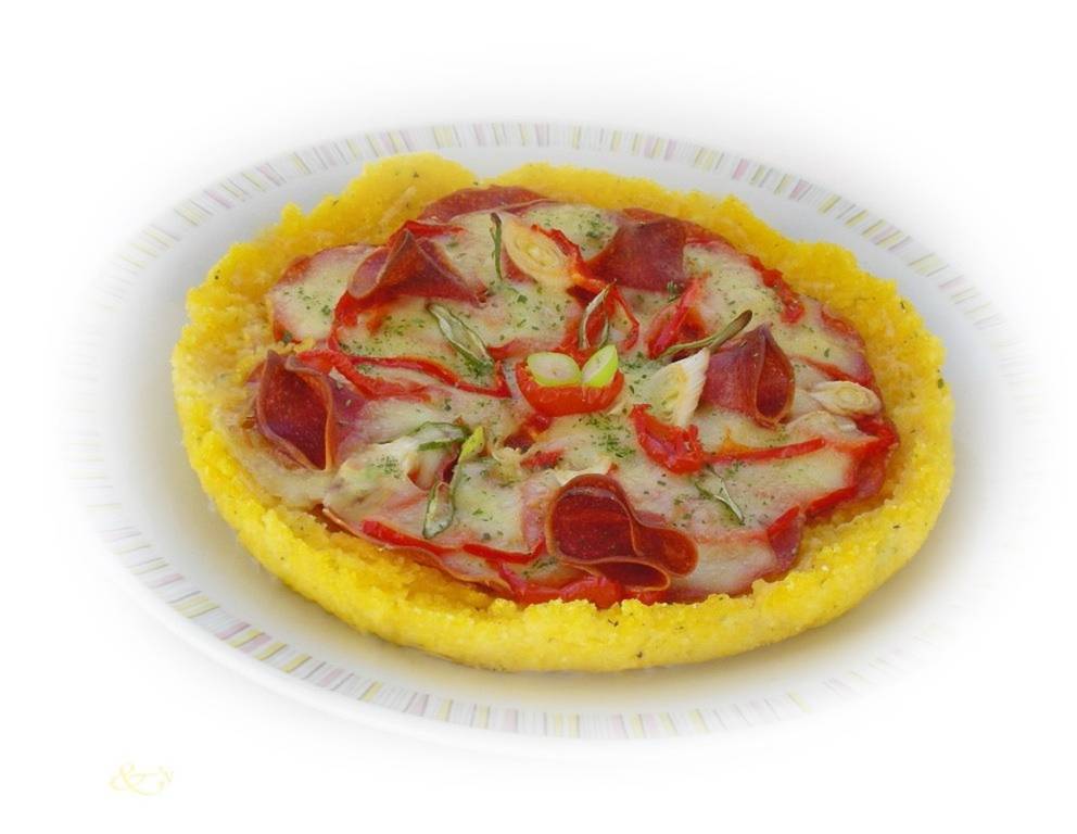 Polenta-Pizza mit Salami Polenta-Pizza mit Salami
