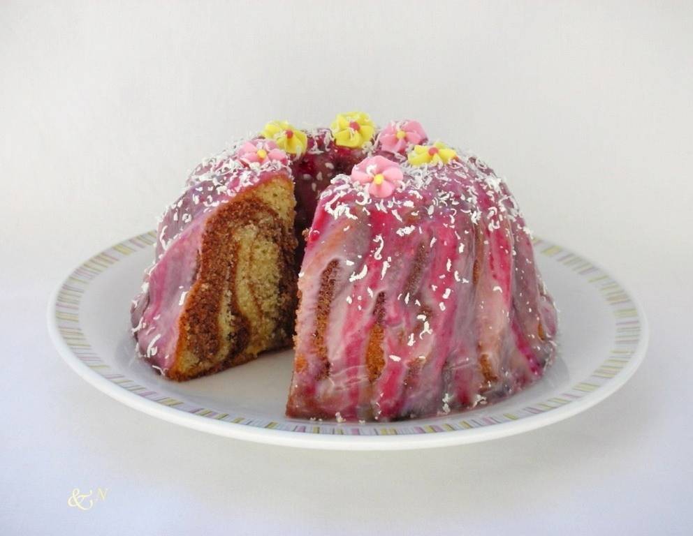 Marmor-Gugelhupf mit Himbeer-Schoko Glasur Marmor-Gugelhupf mit Himbeer-Schoko Glasur