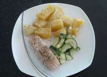 Lachs mit Kartoffel-Zuchini Gemüse Lachs mit Kartoffel-Zuchini Gemüse