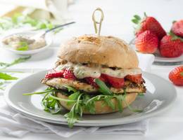 Hendlburger mit Erdbeeren