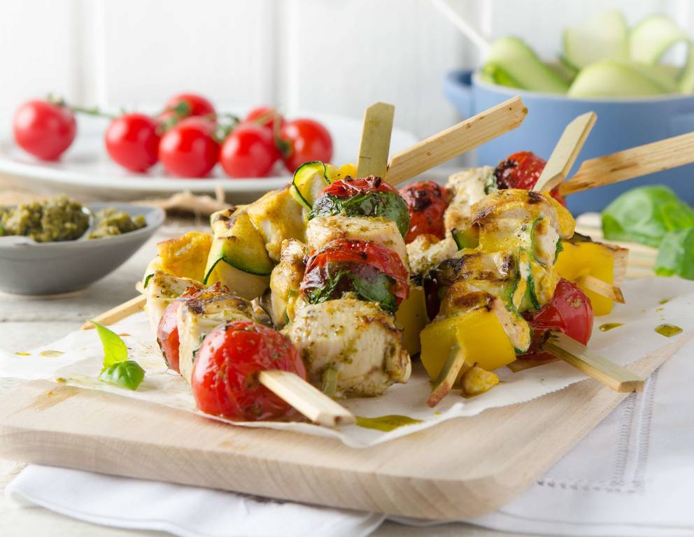 Hendlspieße mit Rucola-Pesto und Paradeisern Hendlspieße mit Rucola-Pesto und Paradeisern