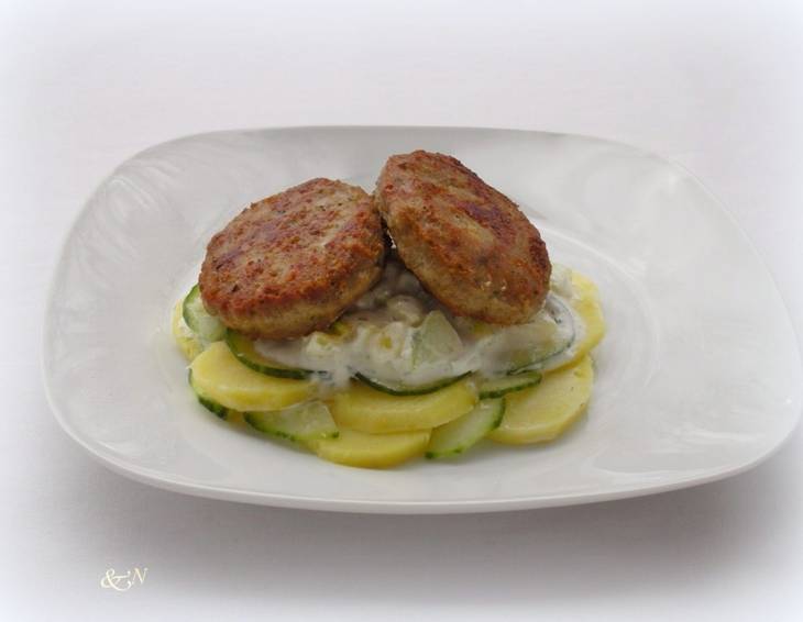 Faschierte Laibchen mit Kartoffel-Gurken-Salat Faschierte Laibchen mit Kartoffel-Gurken-Salat