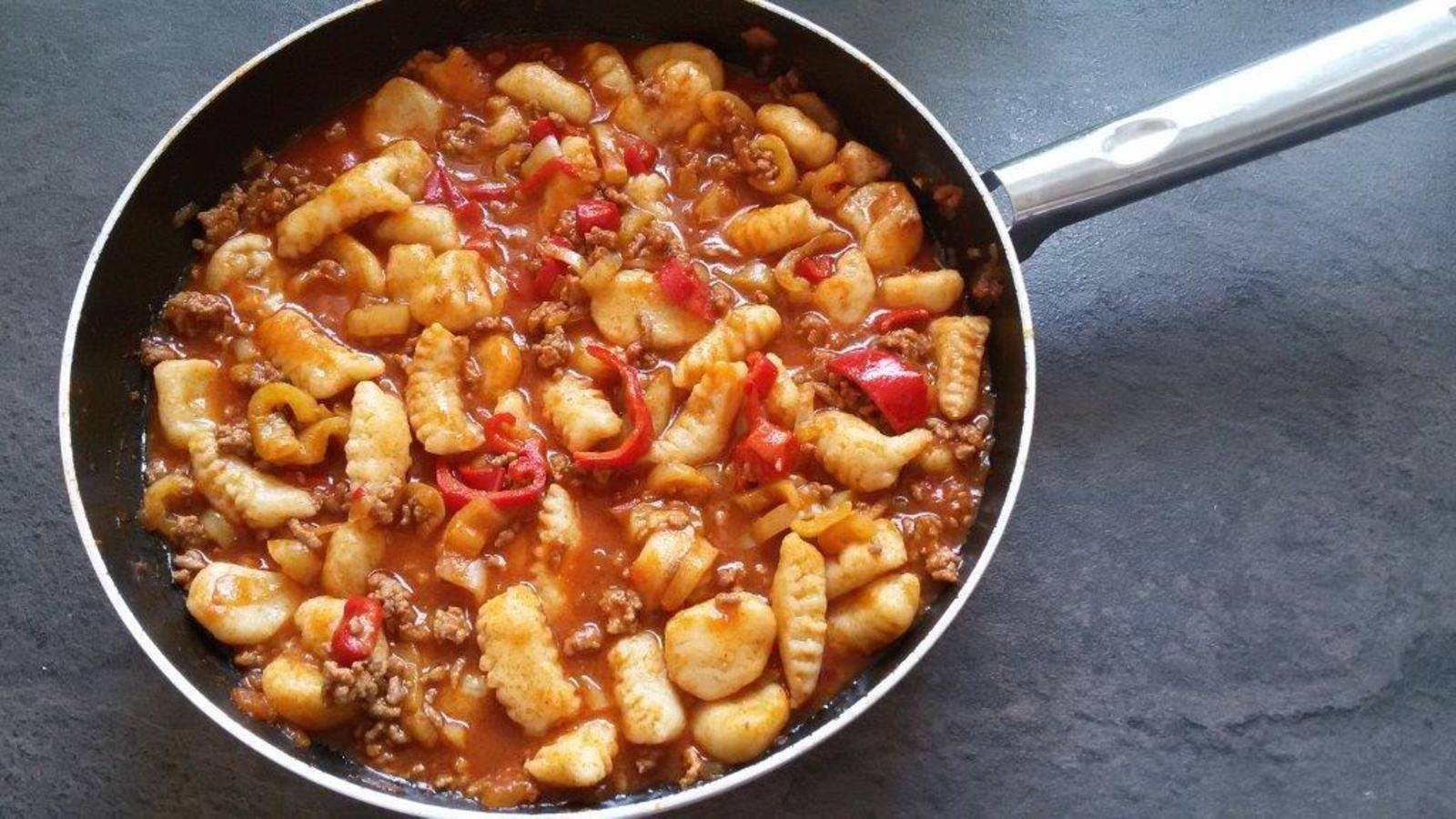 Gnocchipfanne mit Faschiertem und Paprika Rezept - ichkoche.at