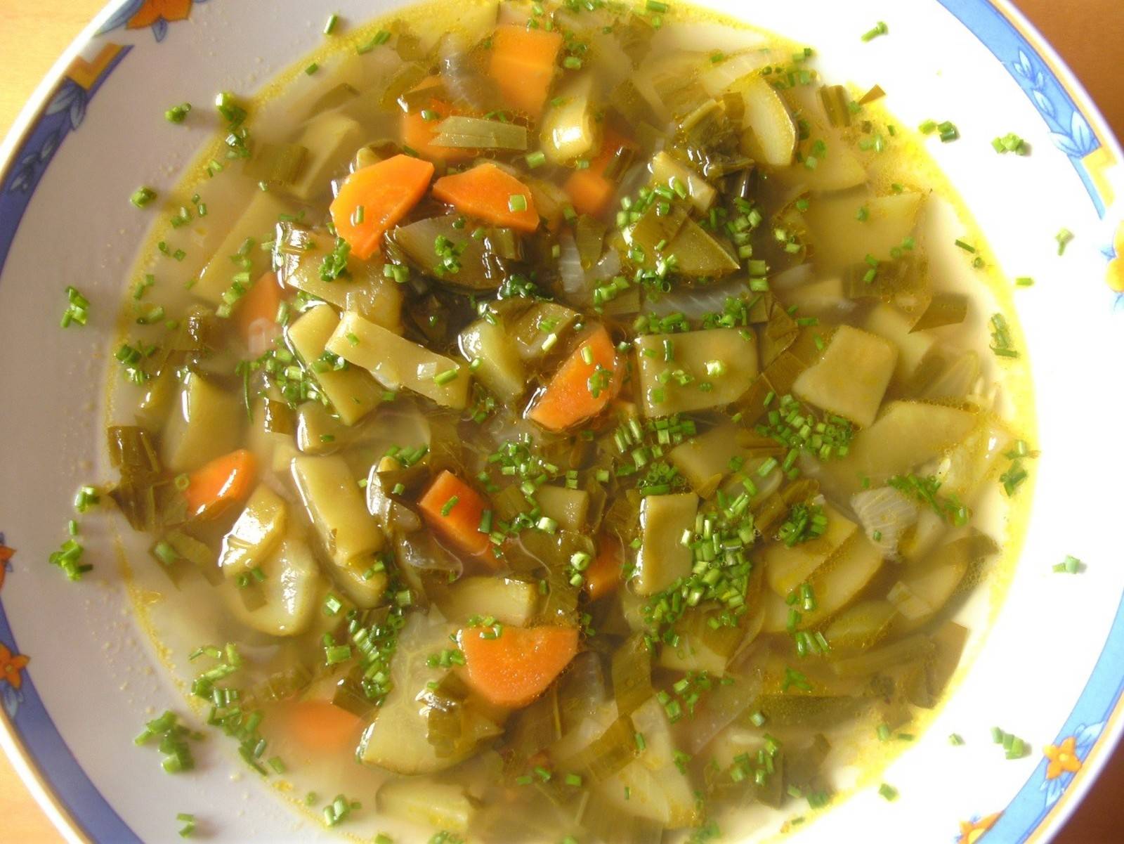 Gemüsesuppe mit Bärlauch