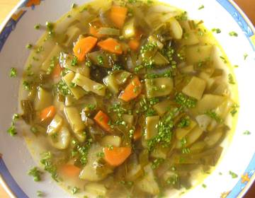 Gemüsesuppe mit Bärlauch
