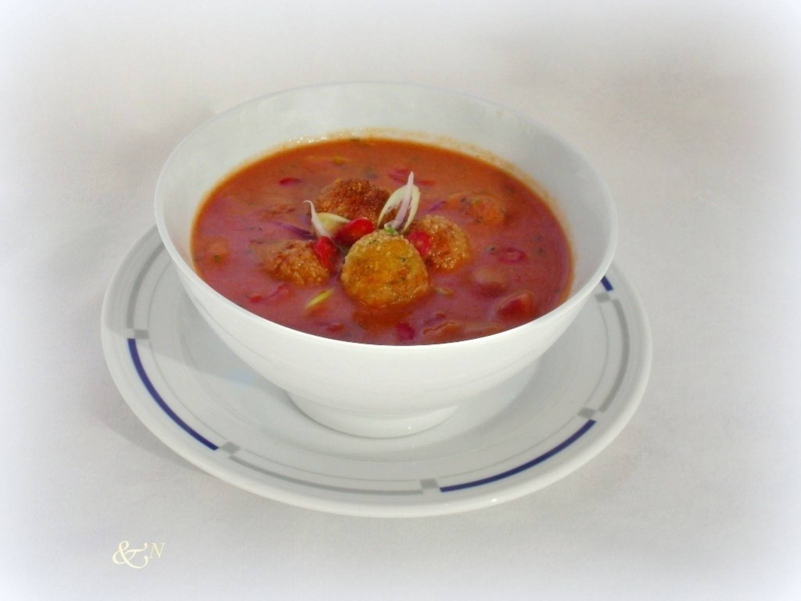 Scharfe Tomatensuppe mit Fleischbällchen