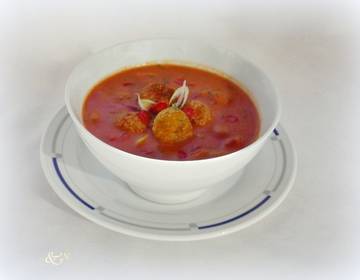 Scharfe Tomatensuppe mit Fleischbällchen Scharfe Tomatensuppe mit Fleischbällchen