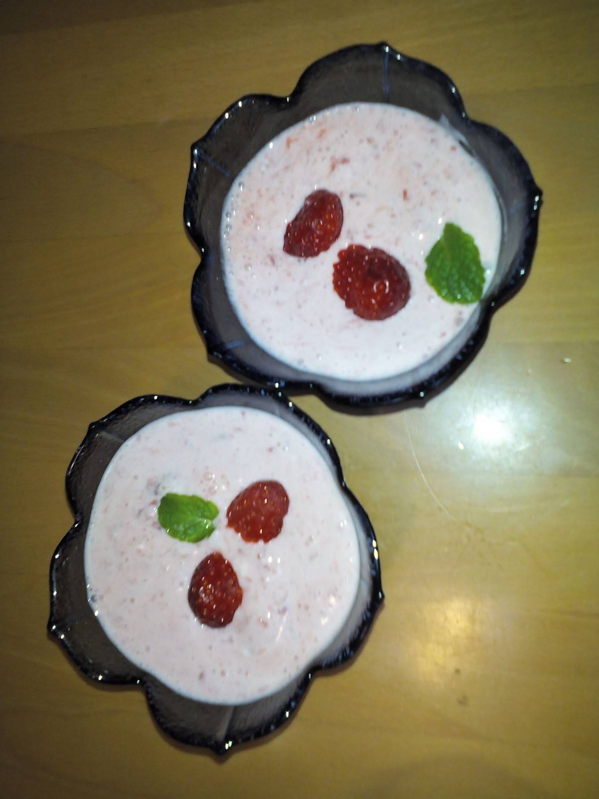 Erdbeeren mit Pfefferminz-Schlagobers