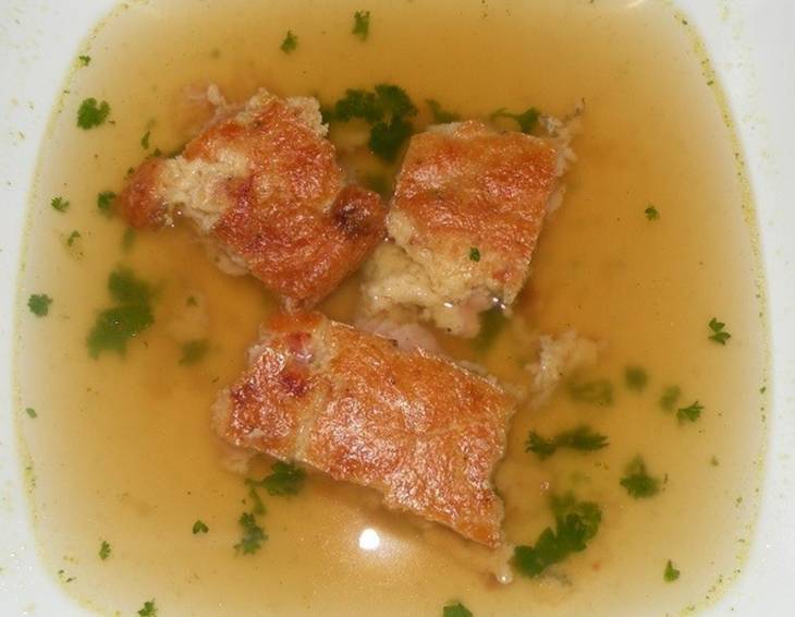 Rinderbouillon mit Schinkenschöberl Rinderbouillon mit Schinkenschöberl
