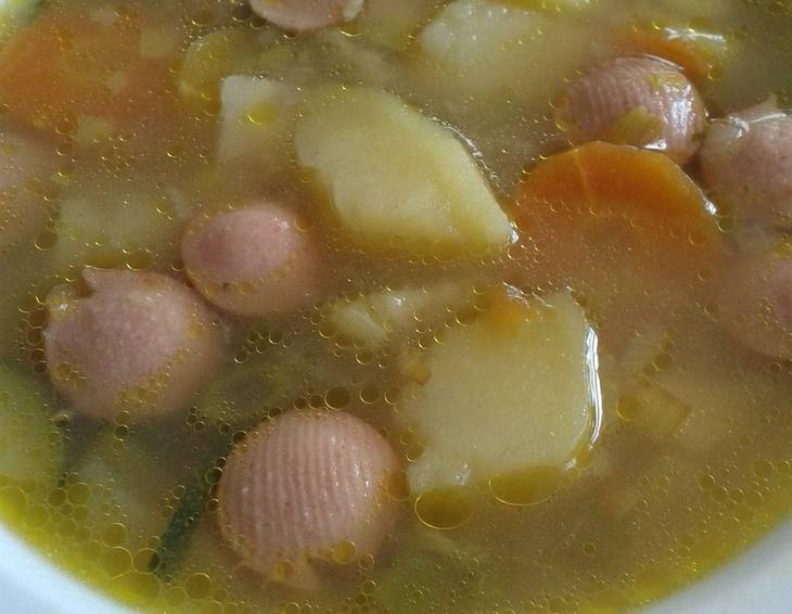 Linsen-Gemüsesuppe mit Würstchenscheiben