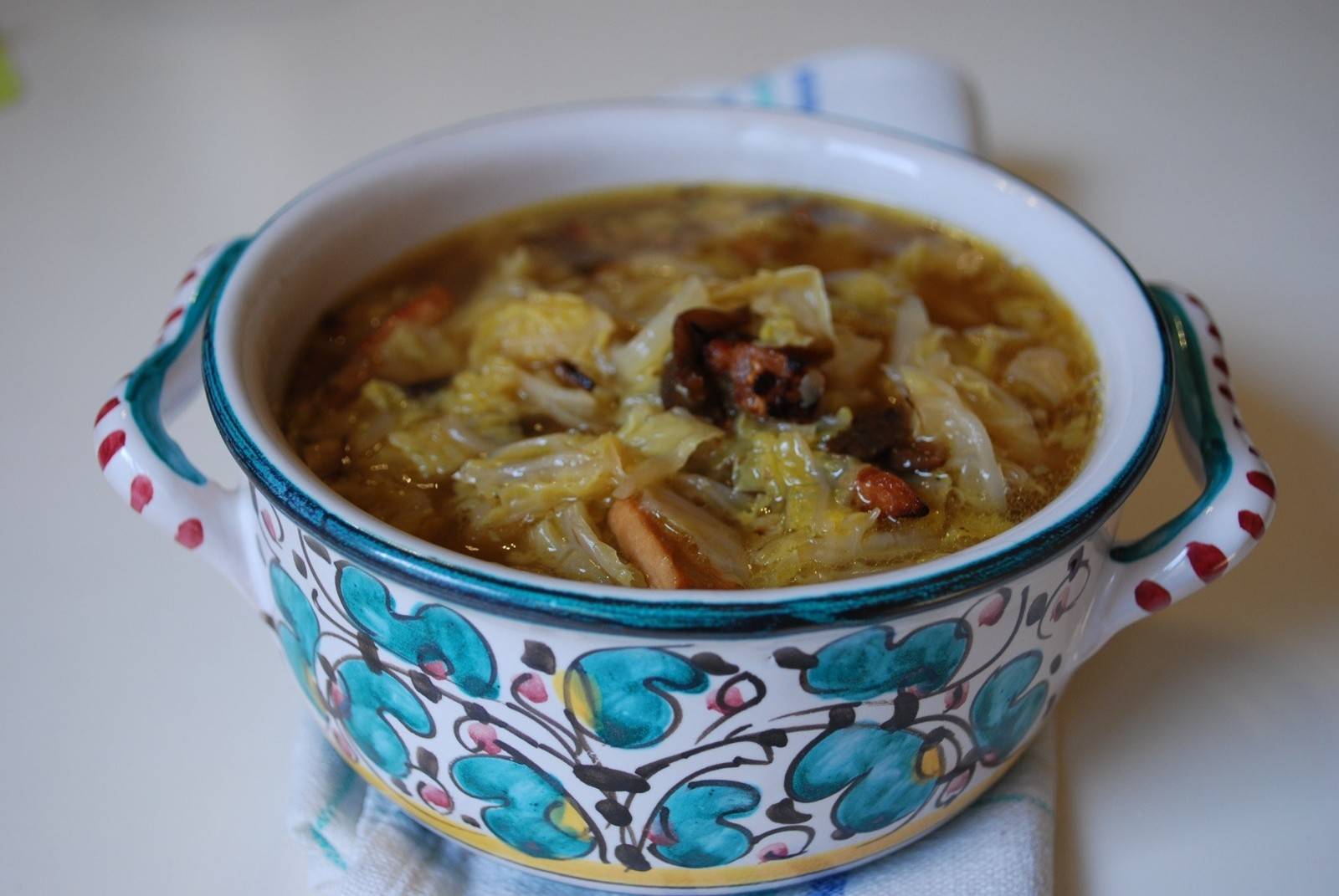 kohlsuppe mit kartoffeln und möhren
