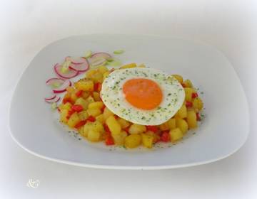 Paprika-Bratkartoffeln mit Spiegelei Paprika-Bratkartoffeln mit Spiegelei