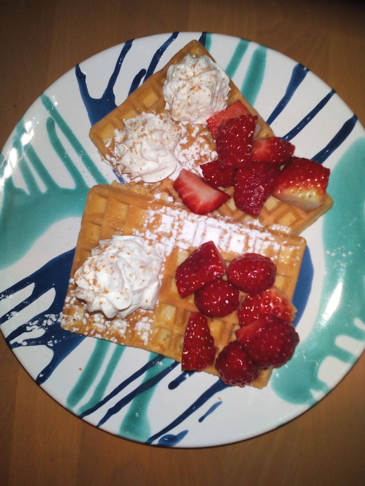 Waffeln mit marinierten Erdbeeren Rezept - ichkoche.de