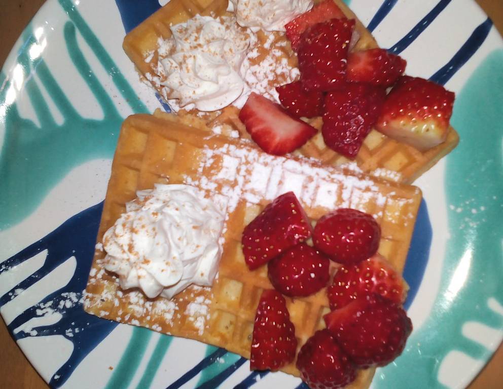 Waffeln mit marinierten Erdbeeren Waffeln mit marinierten Erdbeeren
