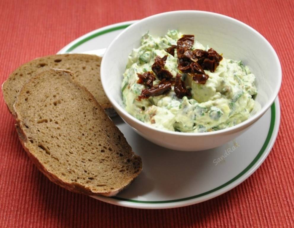 Avocado-Rucola-Aufstrich mit getrockneten Tomaten Avocado-Rucola-Aufstrich mit getrockneten Tomaten