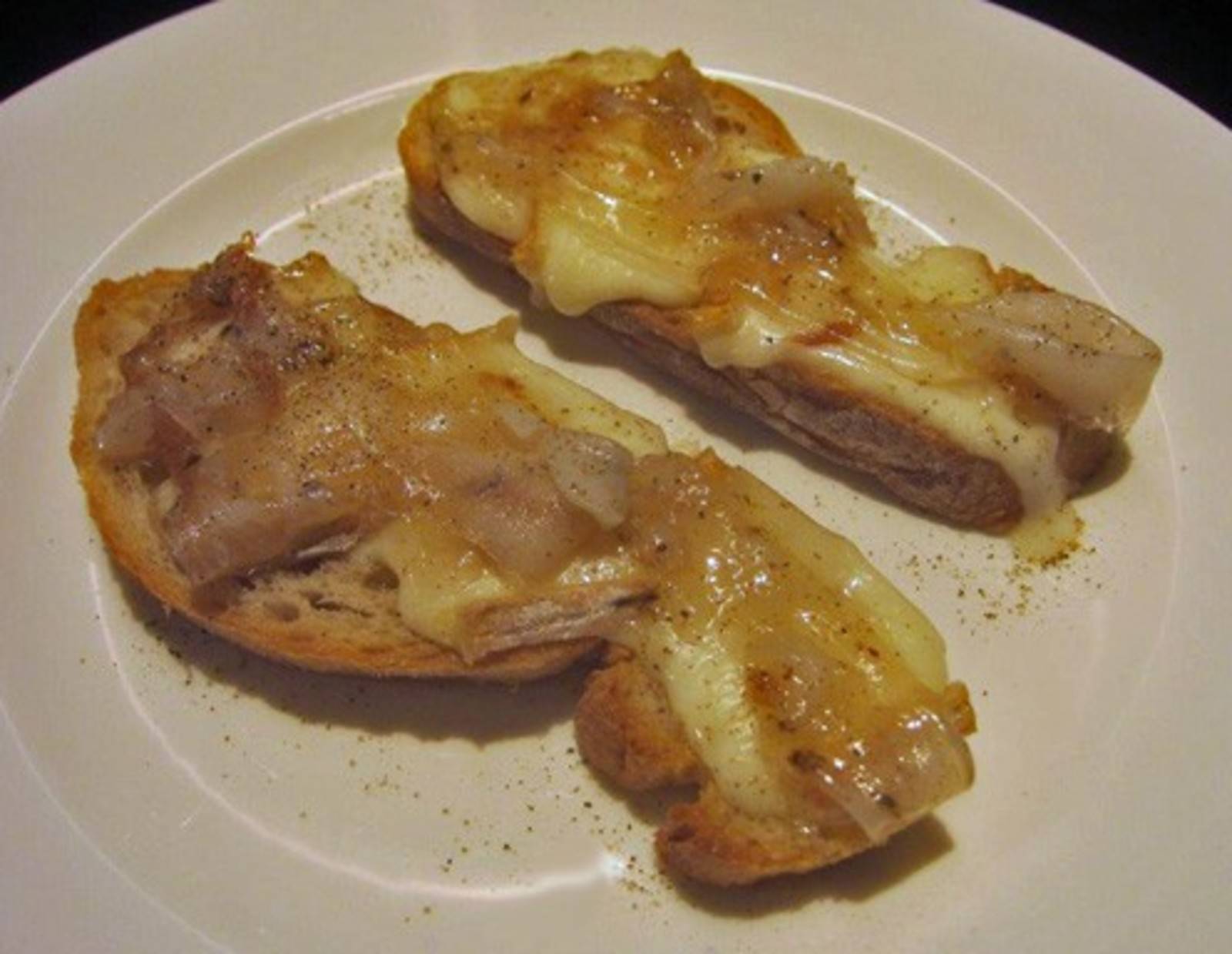 Crostini mit Lardo und Taleggio Rezept - ichkoche.de Crostini mit Lardo und Taleggio Rezept - ichkoche.de