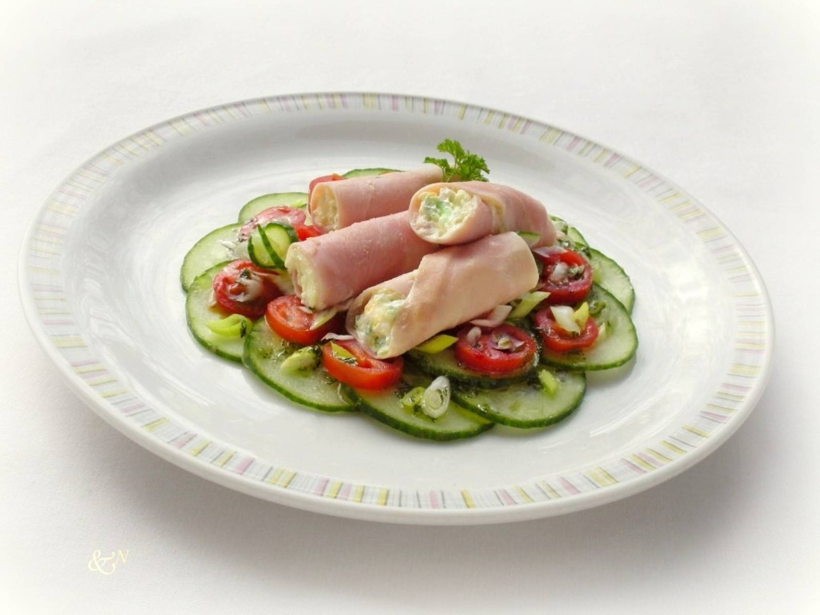 Schinken-Röllchen auf Gurken-Tomatensalat Rezept - ichkoche.at Schinken-Röllchen auf Gurken-Tomatensalat Rezept - ichkoche.at