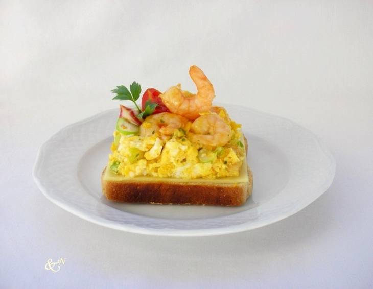 Rührei-Toast mit Garnelen Rührei-Toast mit Garnelen