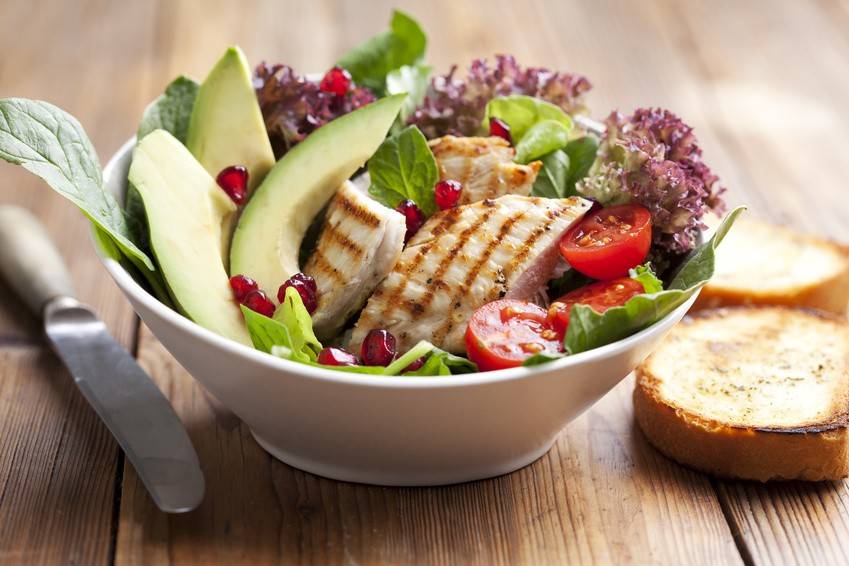 Hendlsalat mit Avocado und Granatapfel Rezept