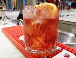 Wie man einen Original Negroni mixt, kann man auch in der Campari Academy lernen.  Wie man einen Original Negroni mixt, kann man auch in der Campari Academy lernen.