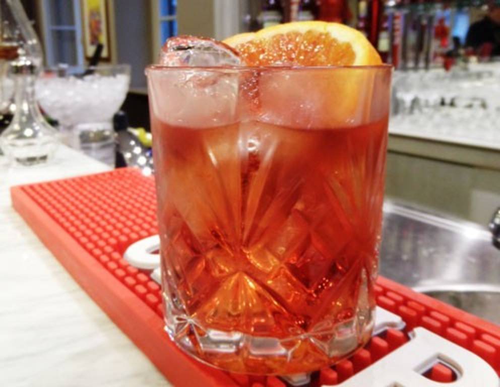 Wie man einen Original Negroni mixt, kann man auch in der Campari Academy lernen.  Wie man einen Original Negroni mixt, kann man auch in der Campari Academy lernen.