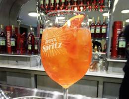 Für den perfekten Aperol Spritz ist nicht nur die richtige Zusammensetzung der Zutaten, sondern auch die richtige Menge Eis wichtig. Für den perfekten Aperol Spritz ist nicht nur die richtige Zusammensetzung der Zutaten, sondern auch die richtige Menge Eis wichtig.
