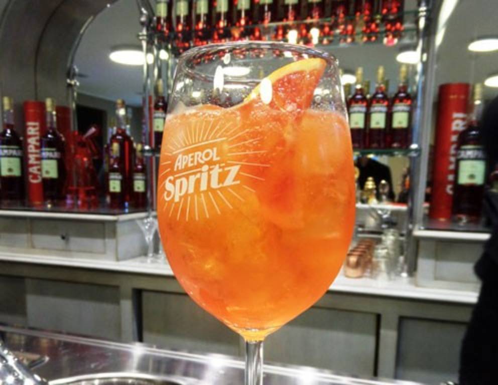 Für den perfekten Aperol Spritz ist nicht nur die richtige Zusammensetzung der Zutaten, sondern auch die richtige Menge Eis wichtig. Für den perfekten Aperol Spritz ist nicht nur die richtige Zusammensetzung der Zutaten, sondern auch die richtige Menge Eis wichtig.