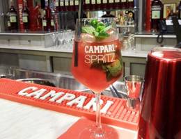 Auch der Original Campari wird mit viel Eis serviert. Der Tipp vom Profi: Auf die Minze mit der flachen Hand klopfen, um die Aromen freizusetzen. 